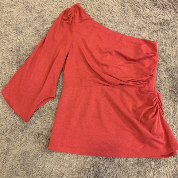 Over the Shoulder Berry BCBG Top - Picture 3 of 4